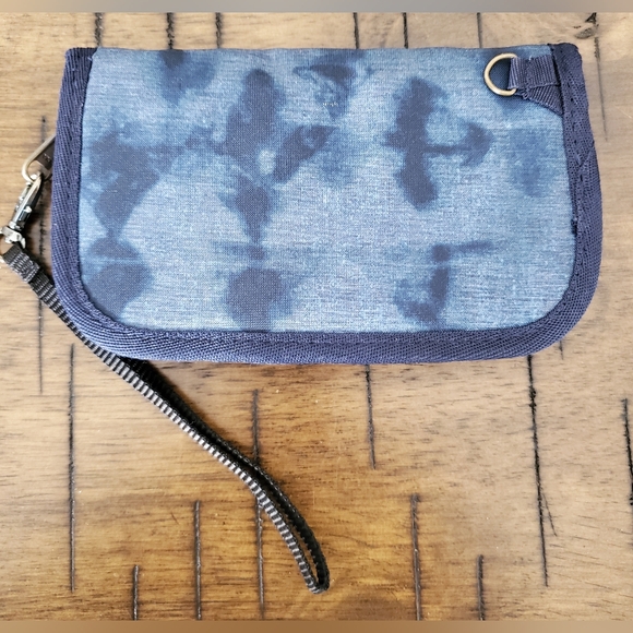 Eddie Bauer Travex Travel Wallet - Picture 3 of 9